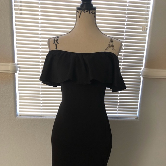 Dresses & Skirts - 🔥Size M Black off the shoulder dress 🔥
